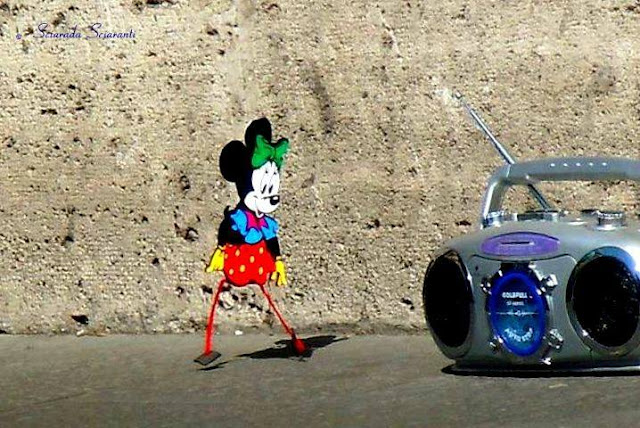 Minnie danza a fianco di una radio portatile