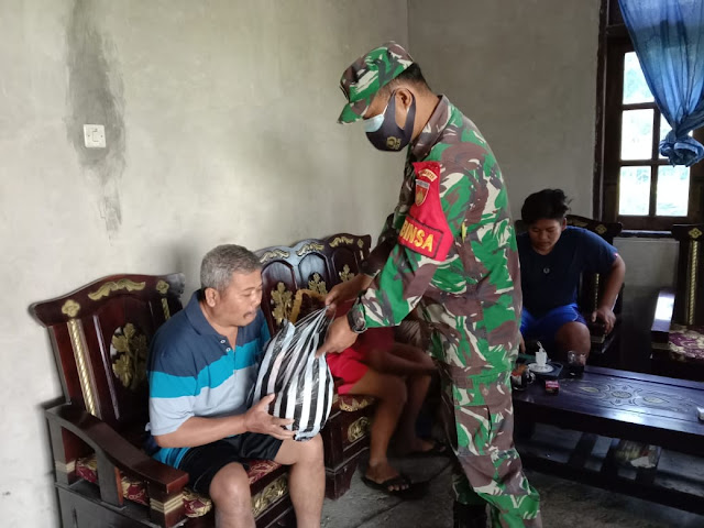 Peduli Sesama, Babinsa Sepat Berikan Bantuan Beras Peduli Sesama, Babinsa Sepat Berikan Bantuan Beras