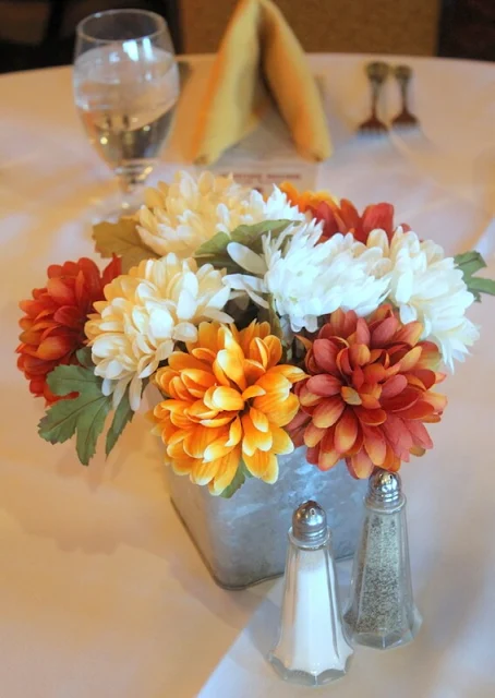 Real or faux? Either way, I love this flower arrangement.