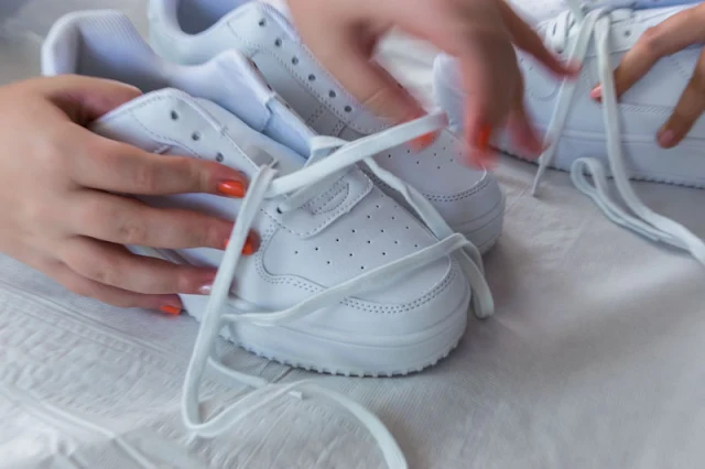 removing shoe laces from shoes