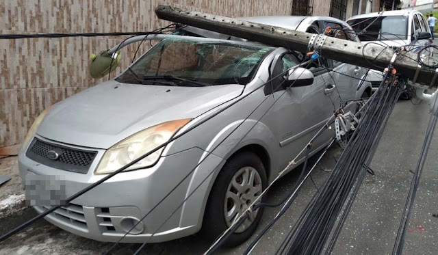 Poste desaba, atinge carro e deixa casas sem energia em bairro de Salvador