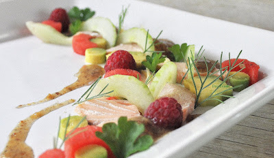 Warm geräucherter Lachs mit Avocado und Melone Lachs mit Avocado und Melone