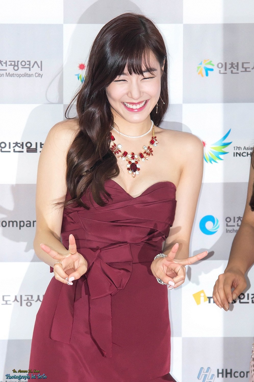 Eye Smile Queen Tiffany Hwang Stuns With This Sexy Dress