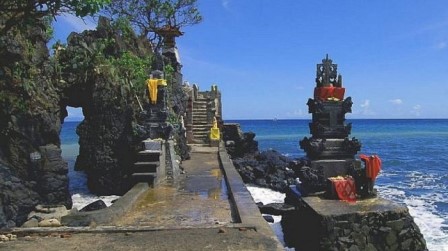 Batu Bolong Temple Batu Bolong Temple