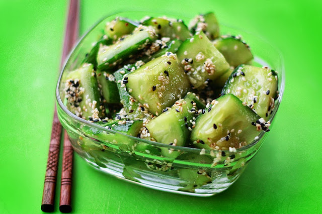 Разлетаются как семечки: малосольные «Битые огурцы» — быстрая и вкусная закуска