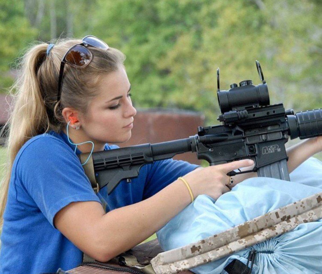 девушка с автоматом. девушка с оружием. человек с винтовкой. стрельба из автомата. девушка с винтовкой.