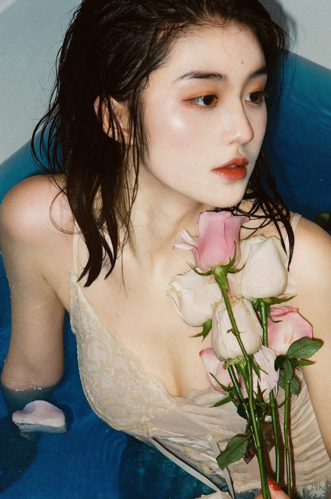 Gallery - Chinese model - Beautiful girl and Roses - P3