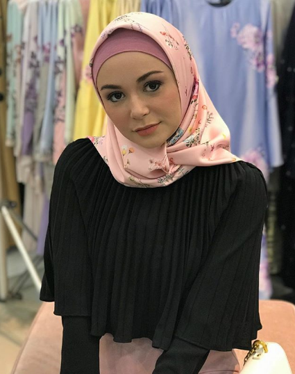 BIODATA SARAH HILDEBRAND | Cerita Budak Sepet