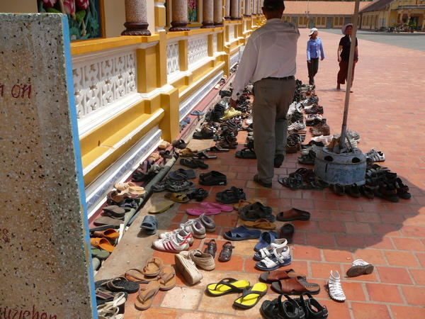 No-Shoes-Inside-the-Temple