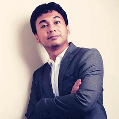 Biografi Raditya Dika Bahasa Inggris Sketsa