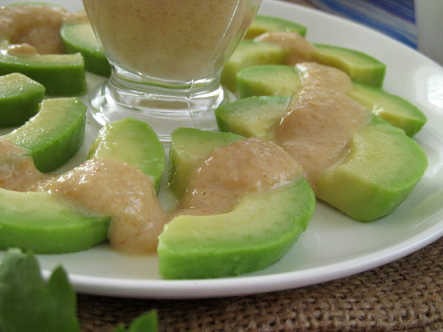 Закуска из авокадо с пикантным соусом из арахиса