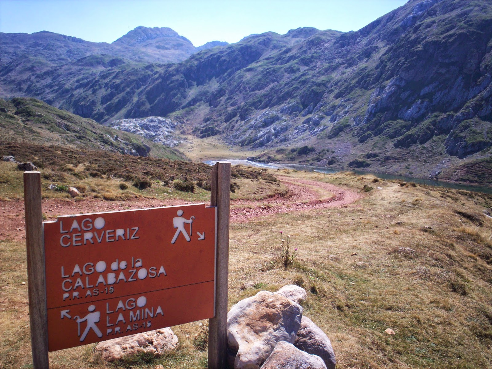 Indicaciones en la ruta a los lagos de Saliencia