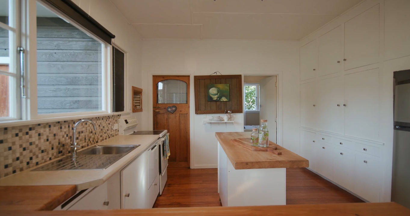 12 Photos vs. 11 Cedar Drive, Kelvin Heights, Queenstown vs. Home Interior Design Tour