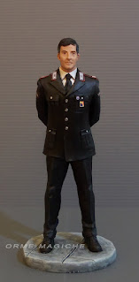 modellino carabiniere in pensione ritratto uomo in uniforme statuette regalo speciale orme magiche