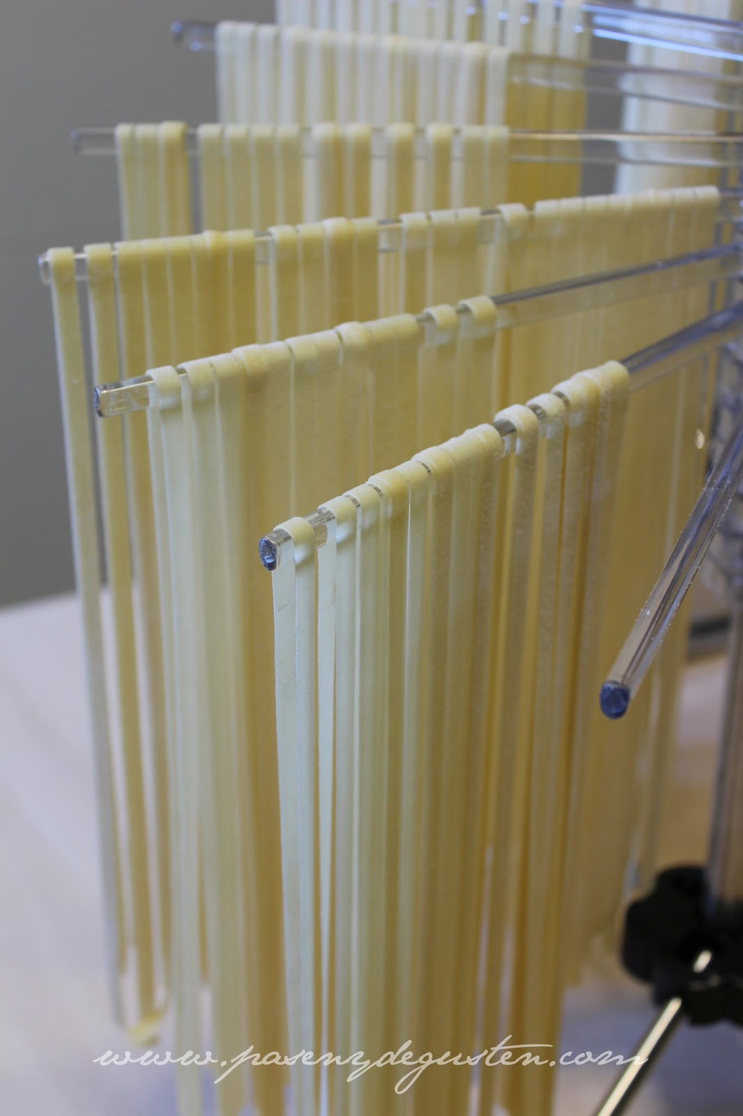 Máquina para hacer pasta casera y tiras de pasta fresca para canelones  secándose. Photos