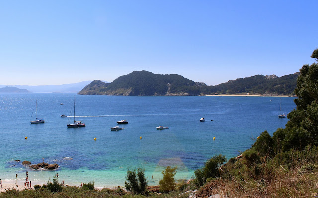 Playa de Nosa Señora frente a la isla de S. Martiño