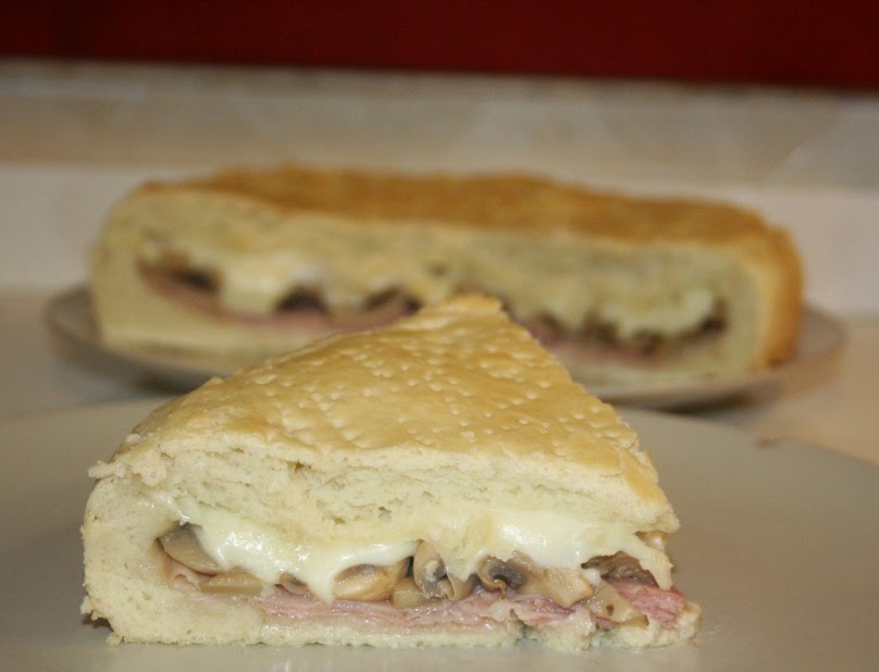 torta rustica con funghi, scamorza e cotto