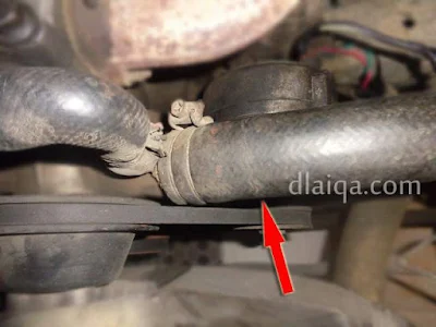 letak baut pengunci bagian atas, tersembunyi di bawah selang radiator