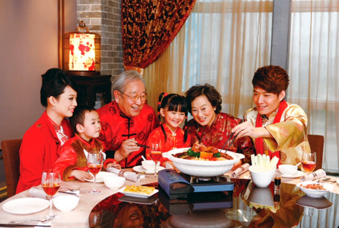 Китайский ужин. Китайский новый год семья. Новый год в японской семье. Китайская семья за столом. Новый год в Китае.
