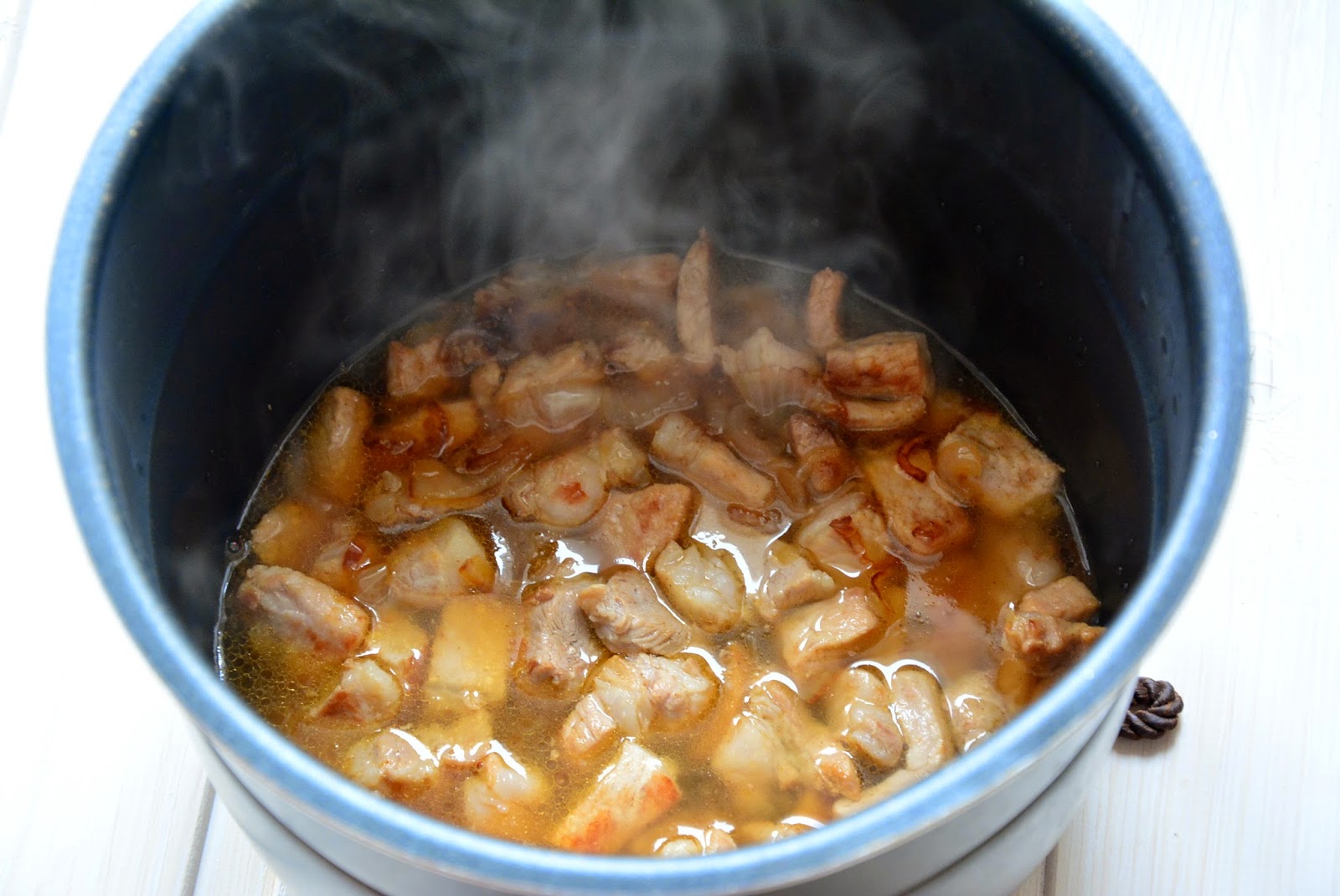 Рецепт мясо с луком в кастрюле. Мясо на сковороде. Свинина тушеная на сковороде. Тушёная свинина с луком на сковороде. Мясо тушеное с луком и морковью.