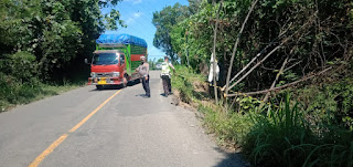 Kanit Regident Satlantas Polres Enrekang Didampingi Kanit Dikyasa Survey Jalan Longsor di wilayah Cendana