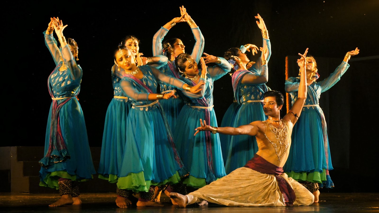Классический танец любви индийский. Индия катхак. Катхак танец. Индийские танцы. Индийский народный танец.