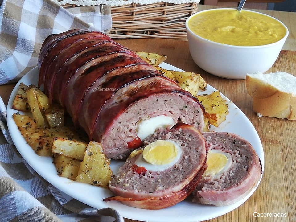 Rollo de carne picada relleno, acompañado de salsa y patatas | Caceroladas