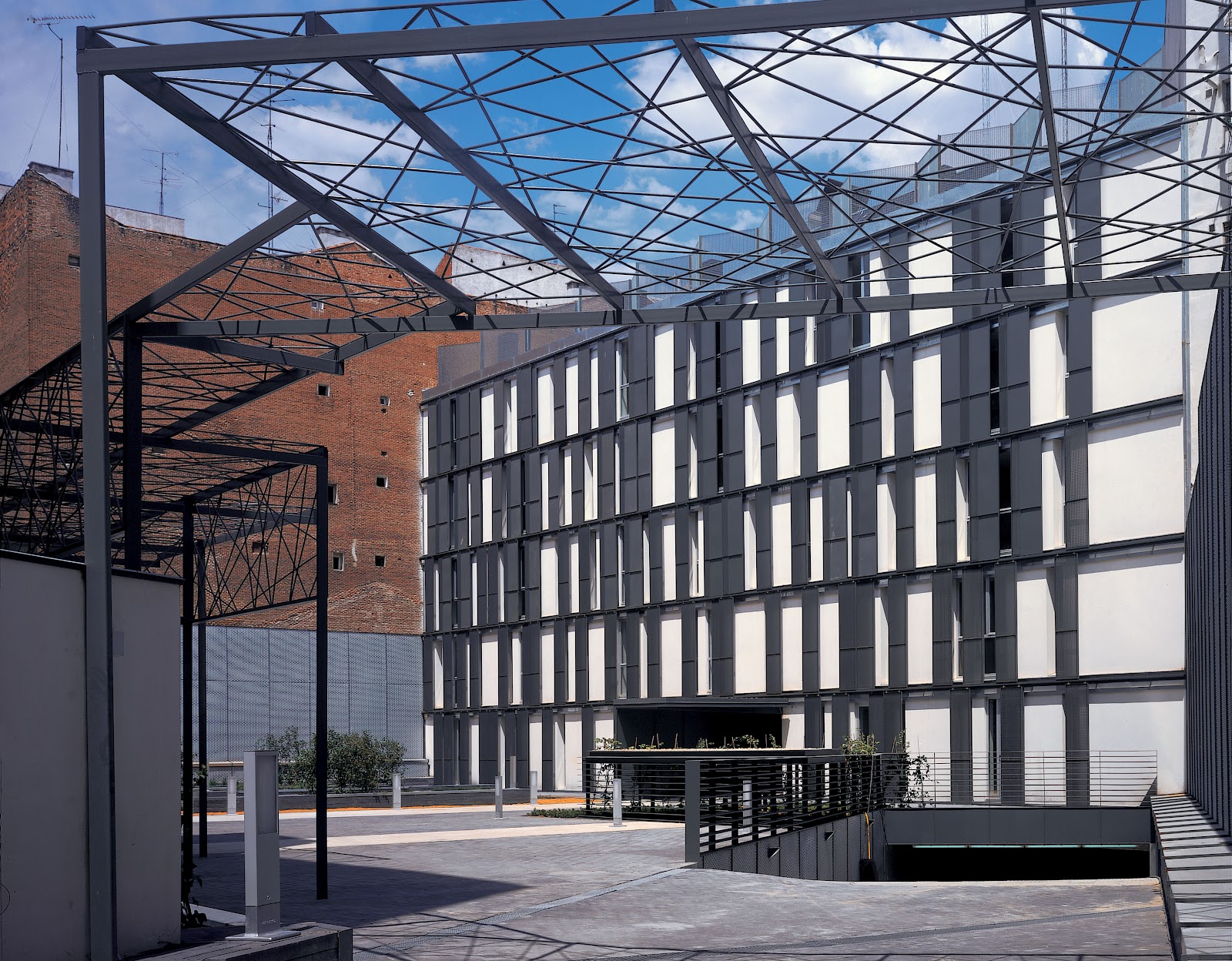 amanncanovasmaruri : 12 viviendas, 32 apartamentos y aparcamiento en