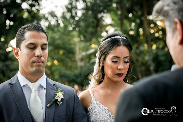 Sítio Geranium, Hyathama Pires, Multifocco, Leilah Cerqueira, casamento a céu aberto, casamento rústico, boho, decoração de casamento, decoração colorida, fotos românticas, foto com madrinhas, madrinhas iguais, Foto com padrinhos, noiva, noivo, altar, emoção, votos