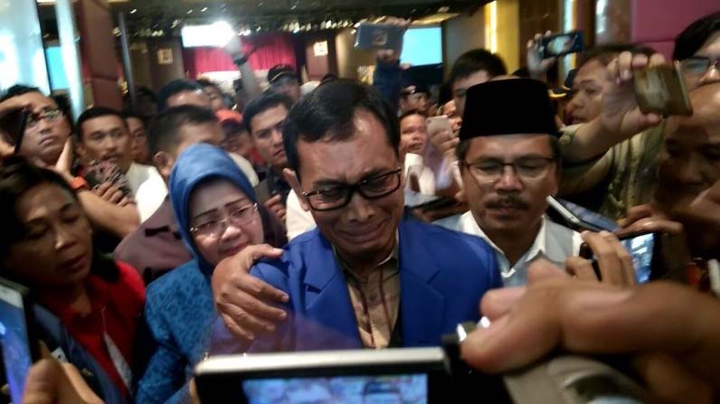 JR Saragih memberikan keterangan pers. JR Saragih memberikan keterangan pers.