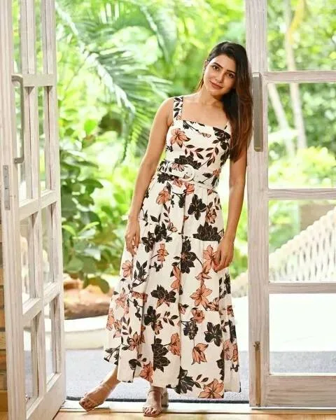  Samantha-looks-gorgeous-in-this-floral-dress