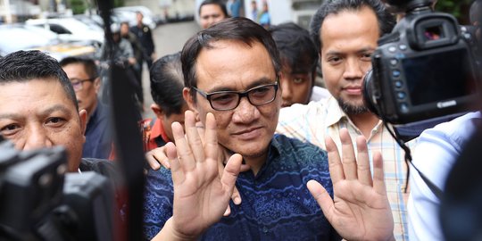 Andi Arief: Kalau Pemerintah Menyerah Hadapi Pandemi, Lambaikan Tangan Ke Kamera