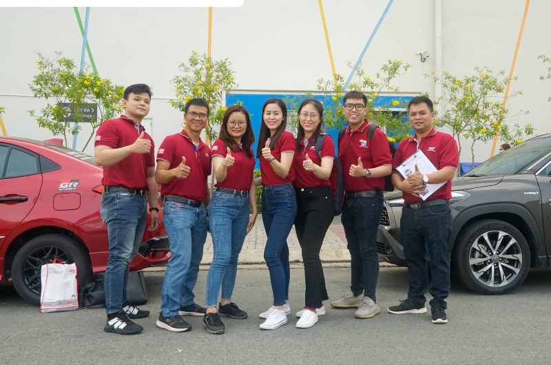 Mẫu áo thun đồng phục Toyota màu đỏ đô