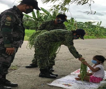 Grupo ng mga pulis sa CamSur binili lahat ang panindang gulay ng batang