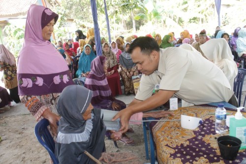 Demi Berobat Gratis, Ratusan Lansia dan Warga Tak Mampu Serbu Poliklinik Baru di Desa Sambirejo Plupuh