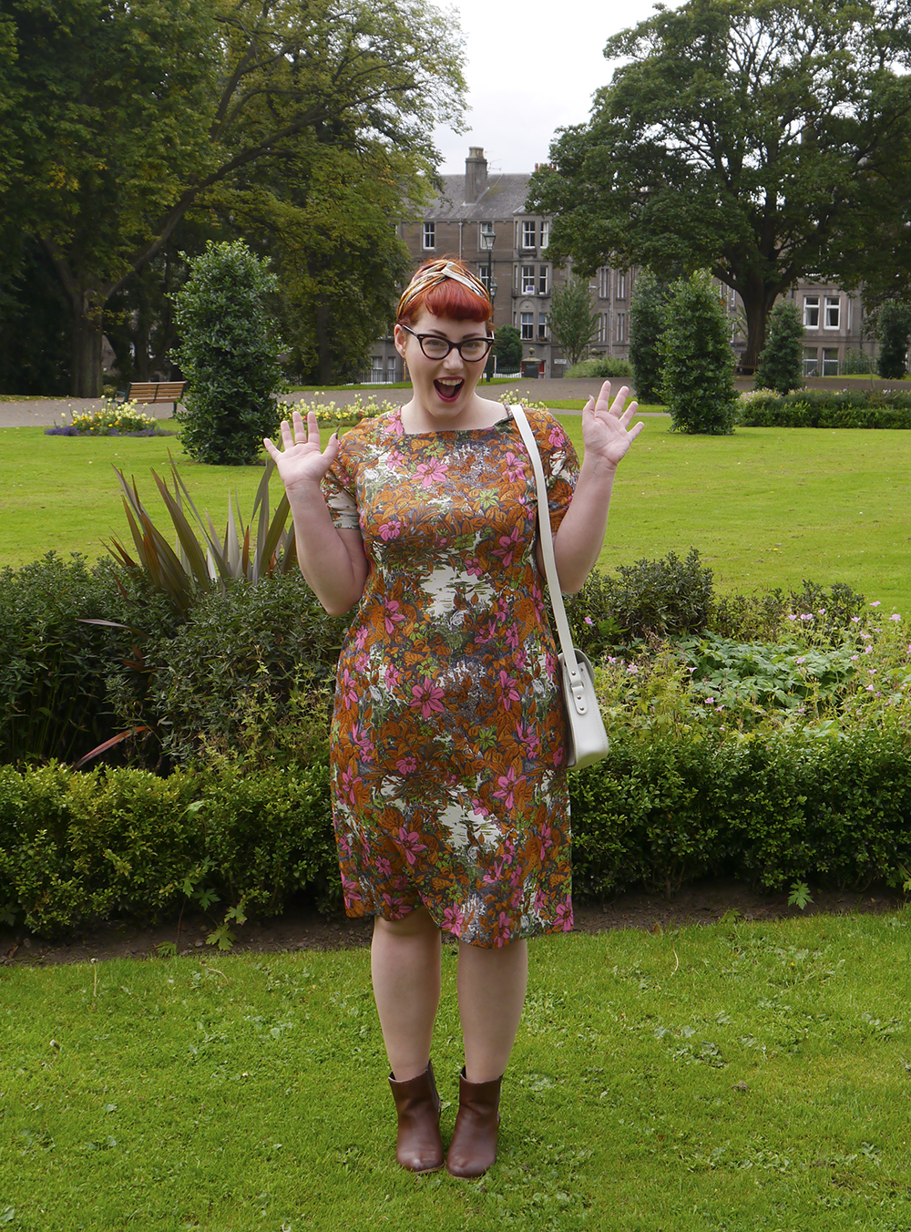 Vintage Outfit Challenge Scottish blogger, Dundee blogger, Wardrobe Conversations, ginger blogger, vintage shopping in Dundee, Dundee shopping, Dundee vintage fair, vintage shopping. vintage weigh & pay, #weighandpay, vintage outfit, bargain vintage outfit, cheap vintage shopping, vintage shopping tips, vintage fair, vintage handmade dress, patterned dress, vintage postcard scarf, white vinatge satchel, white bag, cat eye glasses, Spex pistol glasses, Ray-ban glasses