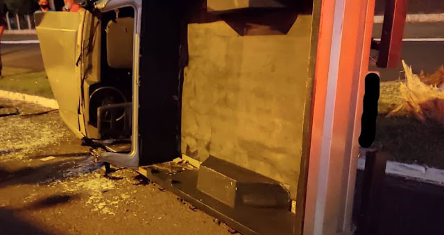 Motorista colide picape em palmeira, que é arrancada de canteiro, e veículo tomba em Junqueirópolis Motorista colide picape em palmeira, que é arrancada de canteiro, e veículo tomba em Junqueirópolis