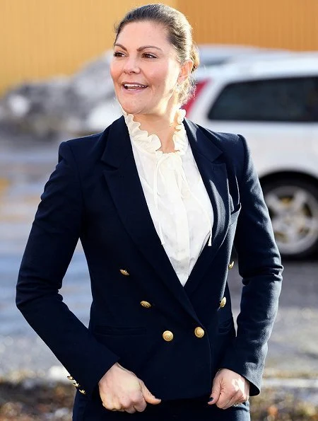 H&M navy blue blazer gold buttons, Baum und Pferdgarten blouse, Gianvito Rossi Levy ankle boots