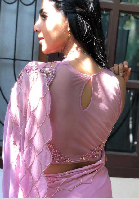 Model Aishwarya Lakshmi in Sleeveless Pink Saree 20