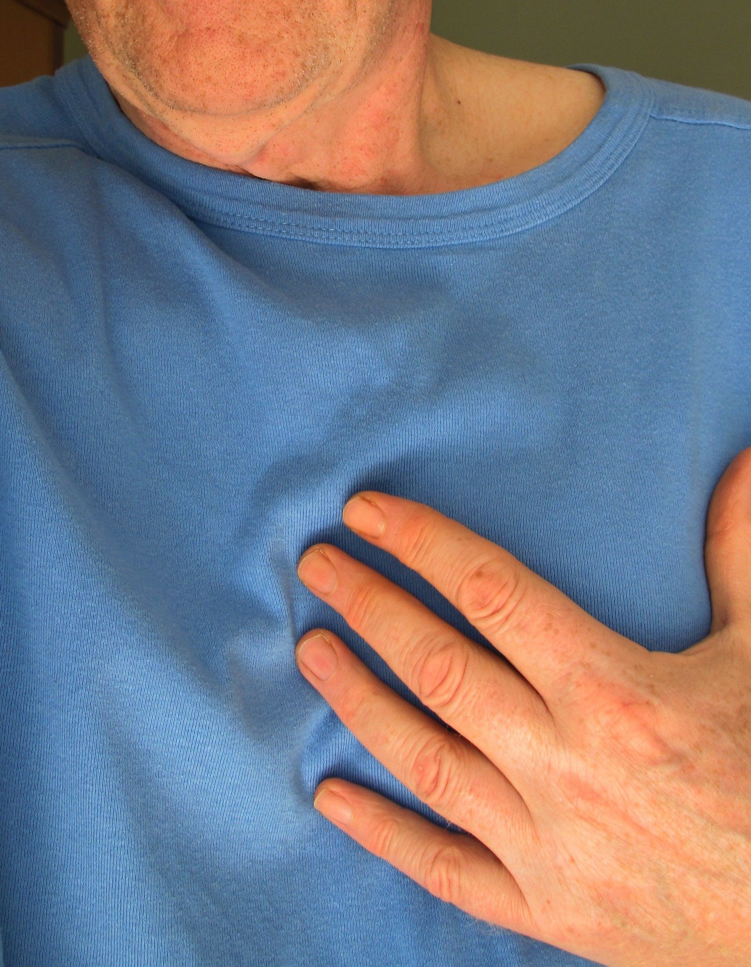 What are the five symptoms of chest pain? What is the difference