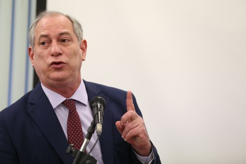 Ciro Gomes se defende de críticas e volta a acenar a eleitores de Lula