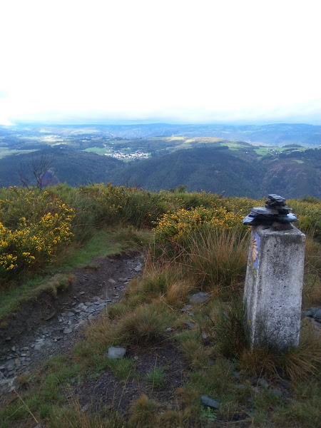 Hito del Camino Primitivo en el Alto de Buspol. Asturias