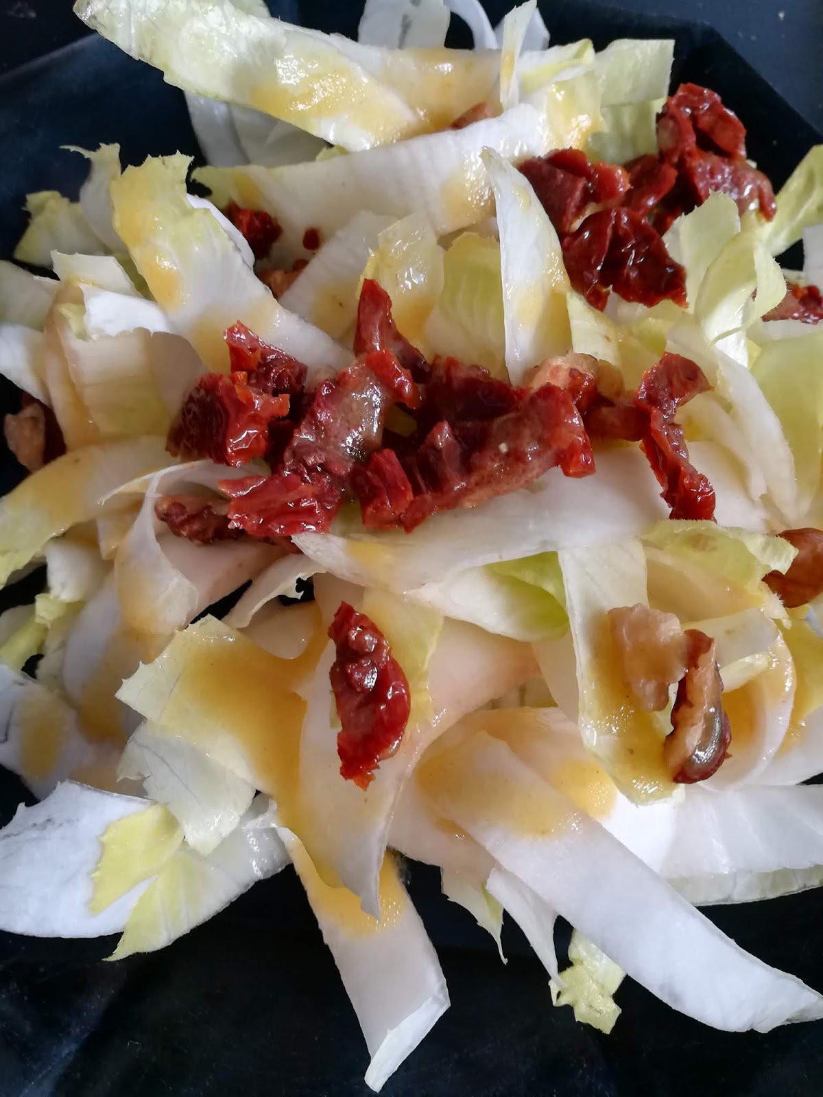 Salade d'endives, tomates séchées et noix