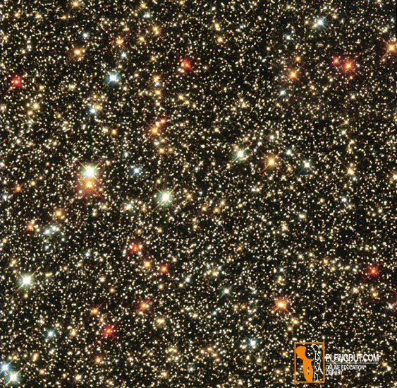 Gambar 1, Bintang bintang malam seperti Butiran Pasir: Gambar Hubble Space Telescope ini menunjukkan ribuan bintang di rasi Sagitarius. Setiap bintang bersinar karena reaksi termonuklir di mana melepaskan energi di interiornya. Warna cahaya berbeda menunjukkan bintang dengan suhu permukaan berbeda: bintang dengan permukaan terpanas tampak biru saat malam, sedangkan bintang dengan permukaan suhu lebih rendah tampak cahaya merah. (Tim Sejarah Hubble, AURA / STScI / NASA)