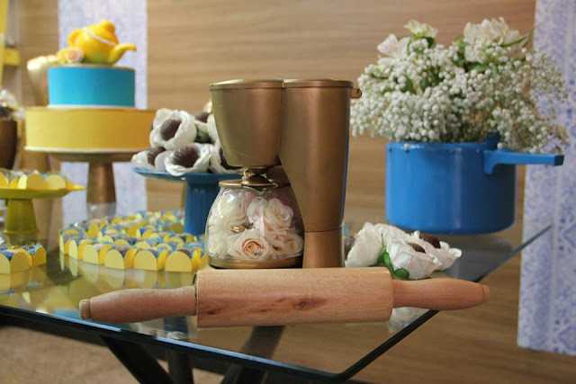 chá bar, chá de panela, azul e amarelo, decoração, mesa de doces