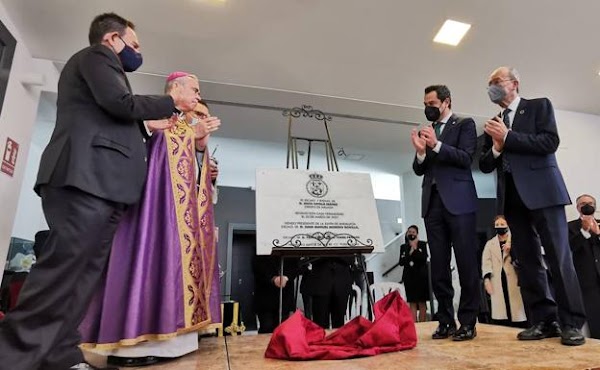 Juanma Moreno anuncia un paquete de ayudas de tres millones de euros para las cofradías andaluzas Juanma Moreno anuncia un paquete de ayudas de tres millones de euros para las cofradías andaluzas