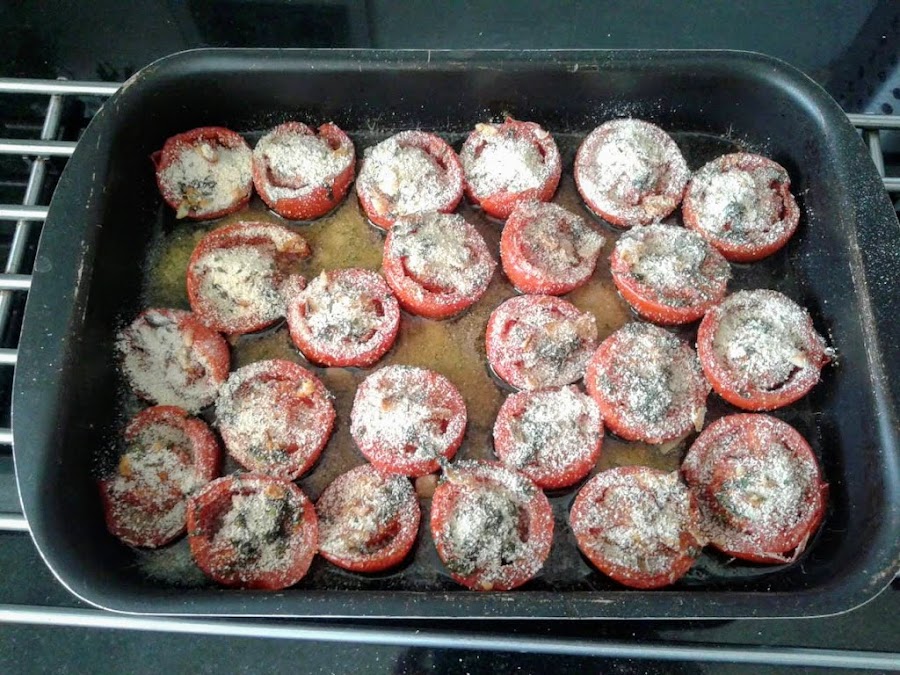 Tomates ya preparados con el pan rayado y las hierbas.