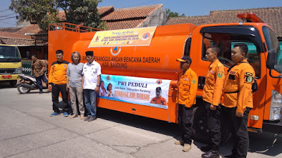 PWI  Peduli Kabupaten Bandung Beri Bantuan Air Bersih  Warga 3 RW 