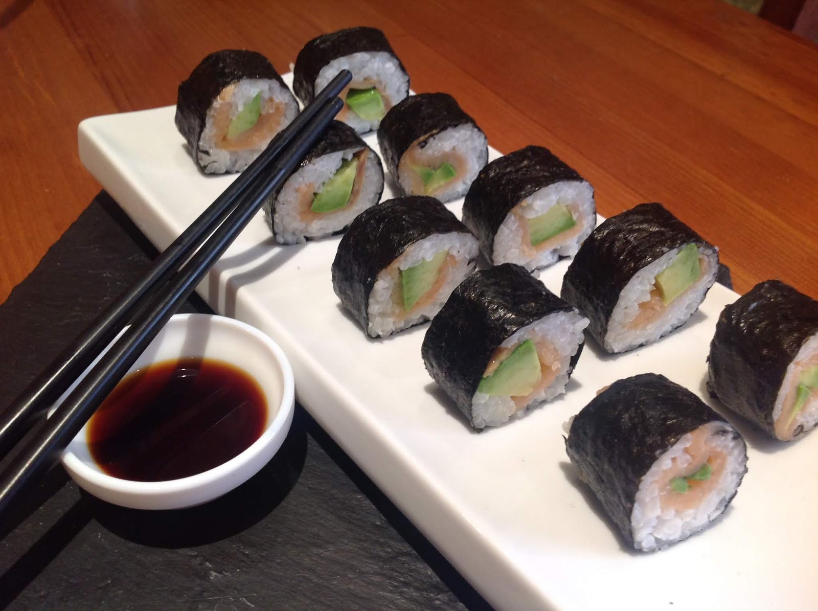 sushi con salmon
