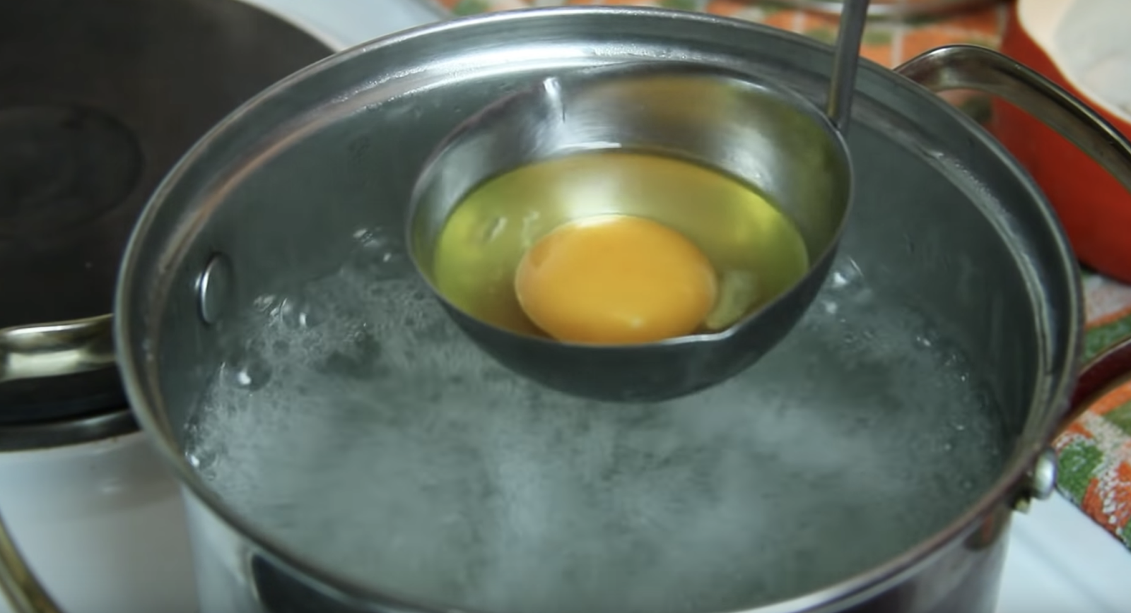 Рецепт яйцо пашот в домашних условиях кастрюле. Варка яиц пашот. Яйцо пашот в силиконовой форме. Приготовление яйца пашот пошагово. Яйцо пашот на сковороде с водой.